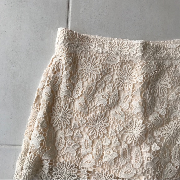 Zara Basic Ivory Lace Shorts - Picture 2 of 8